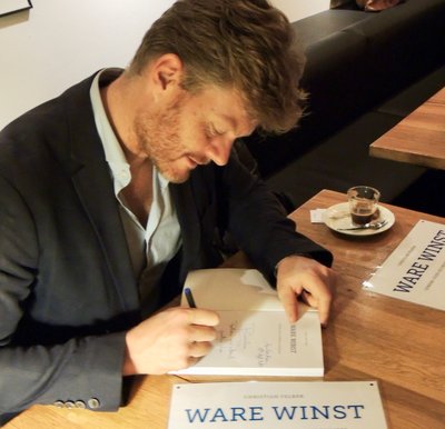 NL_GGE_Felber signs book WareWinst.jpg